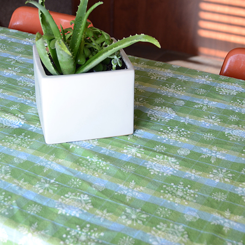 isly-thrifty-chic-christmas-tablecloth-succulent-planter-1